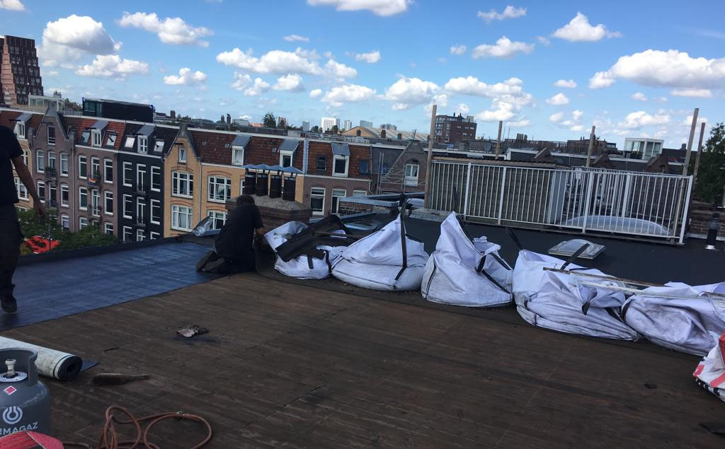 Oude dakbedekking verwijderd op een dakterras in Amsterdam